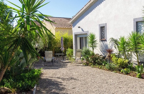 Les Lecques Bed & Breakfast | Le Goëland, bed and breakfast near the beach, with a garden, breakfast, kitchenette, and pool