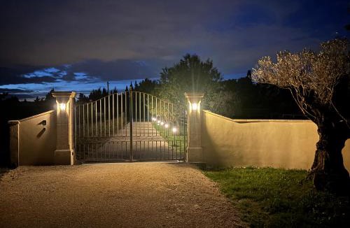 Chateaurenard Bed & Breakfast | Le Mas des Fontaines -Piscine proche Avignon et Saint Rémy de Provence