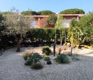 Cavaliere Apartment | Le Palmier, jardin privatif, plage 200m, centre et restaurants à deux pas, climatisé, wifi, garage, rénové