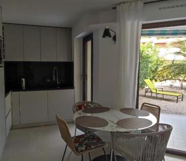 Cavaliere Apartment | Le Palmier, jardin privatif, plage 200m, centre et restaurants à deux pas, climatisé, wifi, garage, rénové