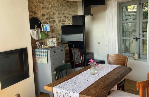 Goult House | Le Petit Château is a village house in the charming village of Goult.