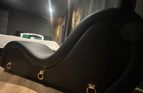 La Celle-sous-Gouzon Apartment | Le Secret' - Balnéo - Romantique Room