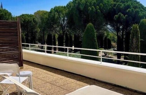 Greoux-les-Bains Apartment | Le Verdon: Air-conditioned studio facing south with a large terrace
