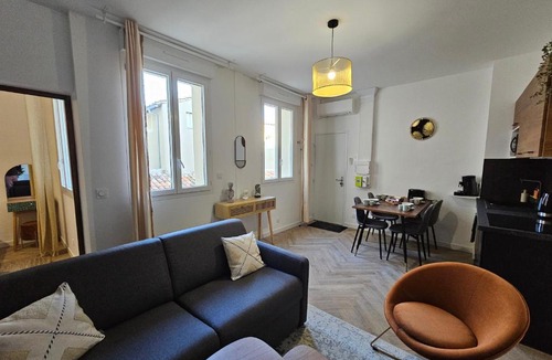 Faubourg Apartment | Les élégantes colonnes de la Place Saint Charles