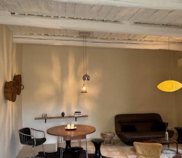 Eygalieres Apartment | Les canisses