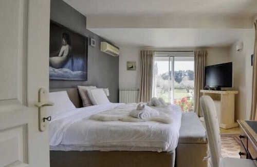 Tarascon Villa | Les Oliviers Summary:
