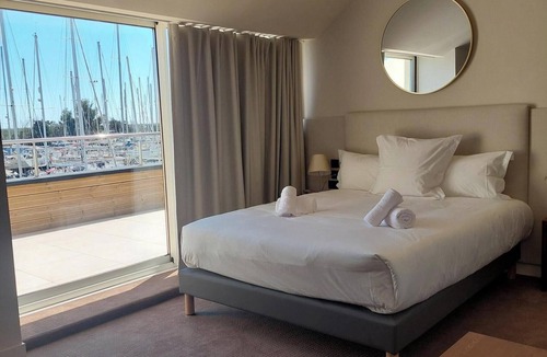 Port-Saint-Louis-du-Rhone Hotel | Les Trois Voiles