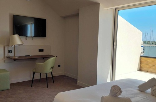 Port-Saint-Louis-du-Rhone Hotel | Les Trois Voiles