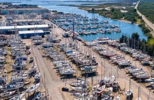 Port-Saint-Louis-du-Rhone Hotel | Les Trois Voiles