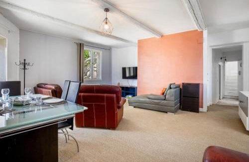Capestang Apartment | Les Volets Jaunes - Patio en Centre-Ville