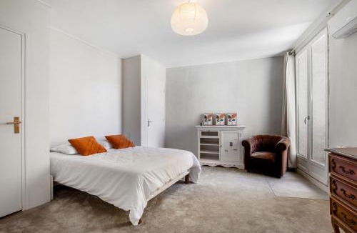 Capestang Apartment | Les Volets Jaunes - Patio en Centre-Ville