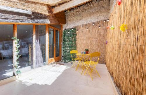 Capestang Apartment | Les Volets Jaunes - Patio en Centre-Ville