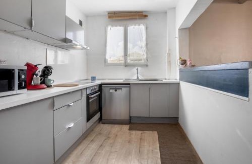 Capestang Apartment | Les Volets Jaunes - Patio en Centre-Ville