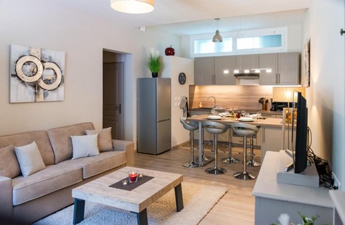 Cavaillon Apartment | Les volets rouges
