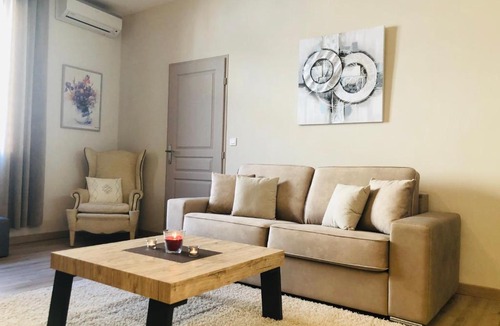 Cavaillon Apartment | Les volets rouges