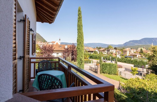 Caldaro Sulla Strada del Vino Apartment | Light-Flooded "Stompferhof Erkerwohnung" in Caldaro with Shared Pool, Balcony & Garden