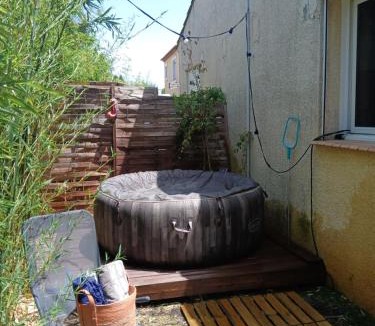 Lunel House | loft, air conditioning, garden, optional jacuzzi, barbecue