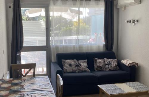 Antibes Apartment | Logement en résidence vacances classe 2 étoiles au bord de mer 4 couchages avec cabine lit superposé et au salon un canapé convertible et piscine à 300 m des transports communs,gare ferroviaire,commerces et plages