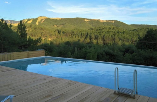 Entrepierres Ski Chalet | Logement insolite tout confort 1, piscine chauffée