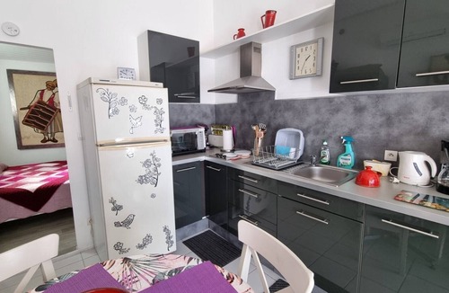 Pomerols Apartment | “Logis Du Chevalet” Apartment with Private Terrace, Wi-Fi, and Air Conditioning