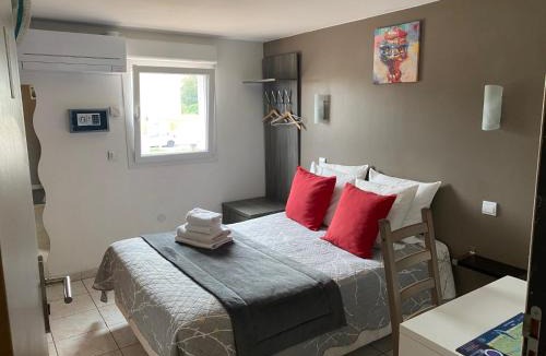 Marseillan Hotel | LOGIS Hôtel Restaurant La Chaumière