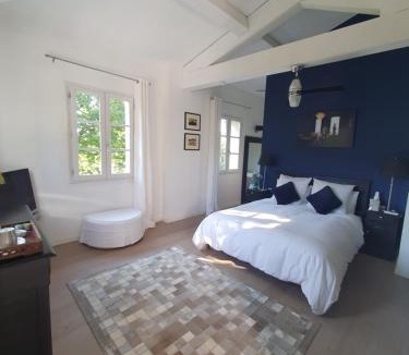 Est Bed & Breakfast | Lou Pantai, Bed and Breakfast, Delux Bedroom with AC