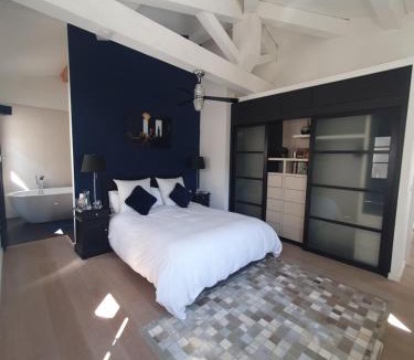 Est Bed & Breakfast | Lou Pantai, Bed and Breakfast, Delux Bedroom with AC