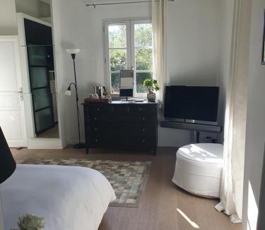 Est Bed & Breakfast | Lou Pantai, Bed and Breakfast, Delux Bedroom with AC
