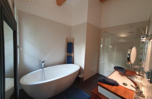 Est Bed & Breakfast | Lou Pantai, Bed and Breakfast, Delux Bedroom with AC