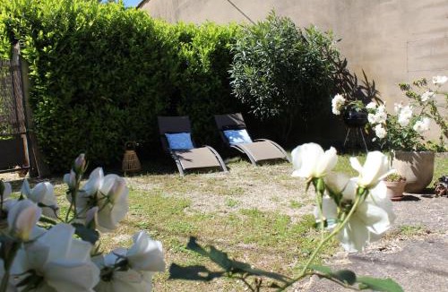 Eygalieres Apartment | Lou Pitchoun Cabanoun à Eygalières "2-3 Personnes"