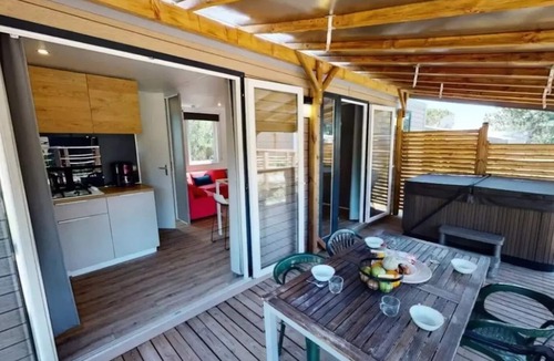 Cabrieres-dʼAigues House | Lourmarin Mobile Home with Jacuzzi - 32 m² - 2 bedrooms, sleeps 4