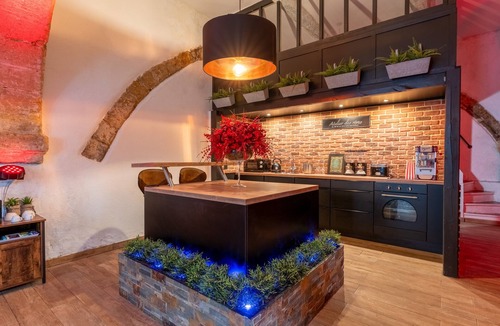 Salon-de-Provence Apartment | Love Room 70m² with Private Spa in the Heart of Salon-de-Provence