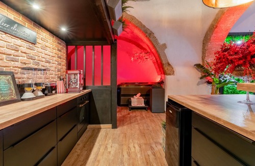 Salon-de-Provence Apartment | Love Room 70m² with Private Spa in the Heart of Salon-de-Provence