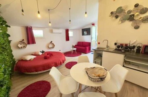 L'Escarene House | Love Room—Air-Conditioned Jacuzzi Area/Massage Table
