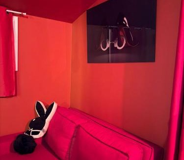 L'Escarene Apartment | Love Room- Jacuzzi XXL- Climatisé- Table massage Accessoires