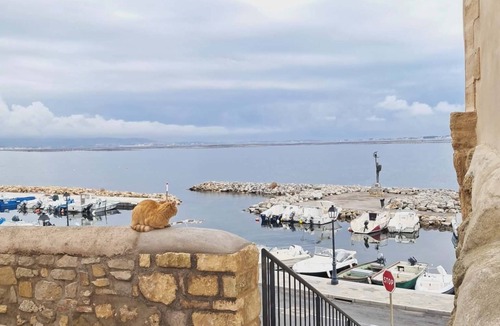 Meze House | Lovely 2-bedroom house with AC in quaint Mèze