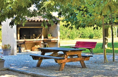Raphele-les-Arles House | Lovely home in Raphèle-lès-Arles with WiFi