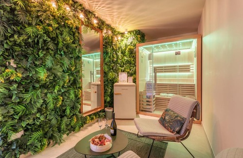 Gemenos Apartment | Loveroom Emeraude Spa Détente - Suite Balnéo & Sauna