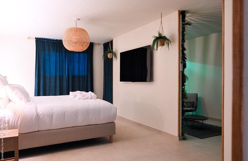 Gemenos Apartment | Loveroom Emeraude Spa Détente - Suite Balnéo & Sauna