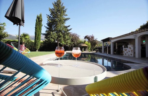 St.-Remy-de-Provence Villa | Luxurious Villa with Heated Pool and Jacuzzi in Scenic Nans-les-Pins