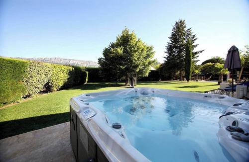 St.-Remy-de-Provence Villa | Luxurious Villa with Heated Pool and Jacuzzi in Scenic Nans-les-Pins