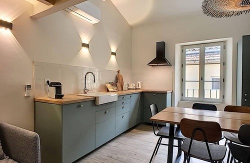 Avignon City Centre House | Luxury 4 bedrooms house, AC, terrace, Pont d'Avignon 10 minutes walk