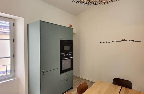 Avignon City Centre House | Luxury 4 bedrooms house, AC, terrace, Pont d'Avignon 10 minutes walk