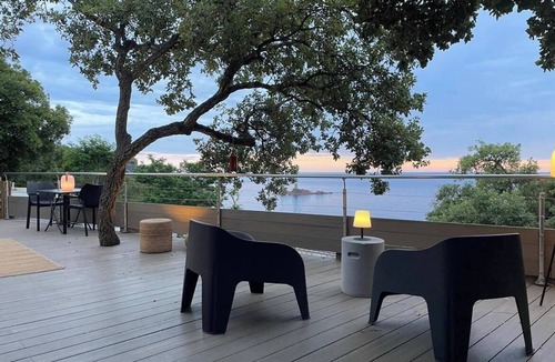 Le Dramont House | Luxury Bungalow/Mobile Home with Ocean View on the Ile d'Or, Saint-Raphaël—Accommodates 4 People