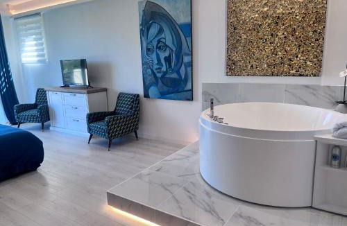 Eze Apartment | Luxury studio suite in artist Villa with sea view