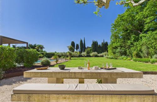 Eygalieres House | Magnifique Mas Provençal avec Piscine à Eygalières - 19 Couchages, 8 Chambres, Billard, et Plus ! - FR-1-599-3