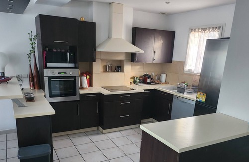 Route d'Arles House | Maison Équipée, 3 Chambres, Spacieuse et Fonctionnelle. Proche Gare de Nîmes