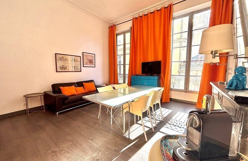 Nimes City Centre Apartment | Maison Carré - 2 bedrooms, air conditioning