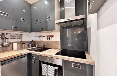 Nimes City Centre Apartment | Maison Carré - 2 bedrooms, air conditioning