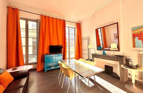 Nimes City Centre Apartment | Maison Carré - 2 bedrooms, air conditioning